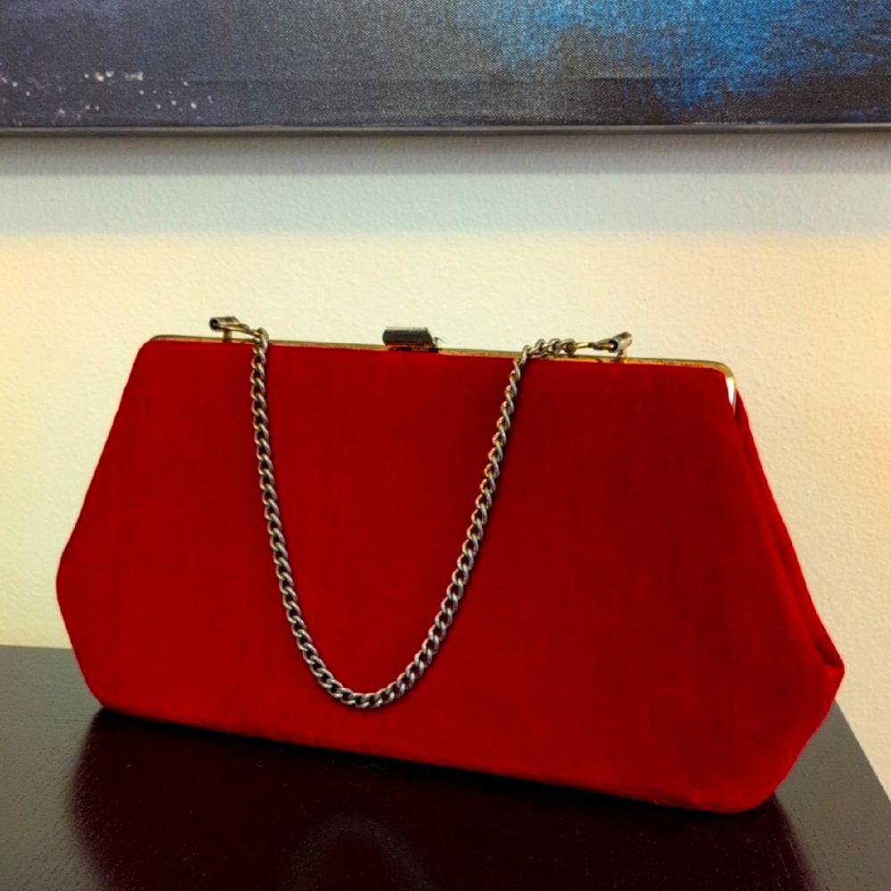 Vintage Chic Red Velvet Clutch with Chain